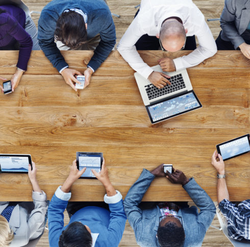 Gruppe von Personen mit verschiedenen digitalen Geräten